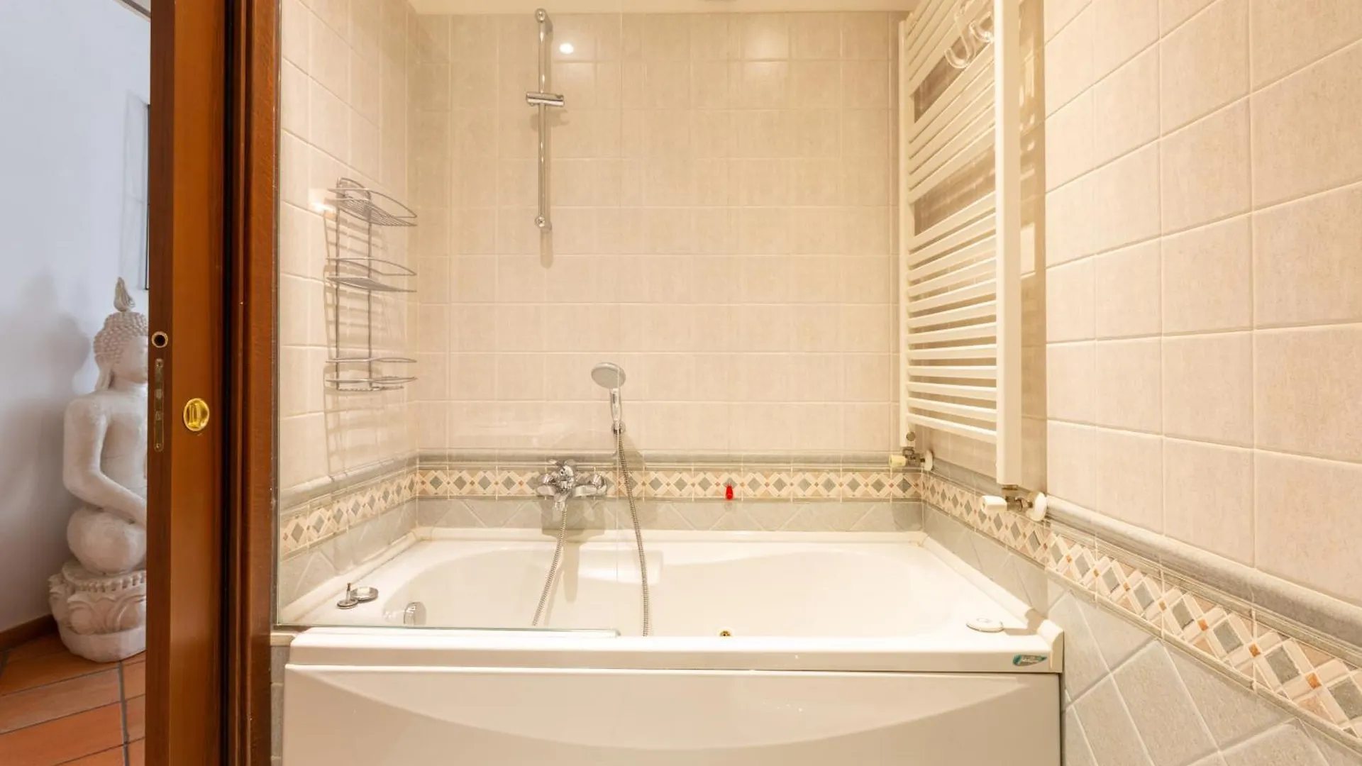 Cosy Two Bedroom Apartment Close To Navigli Milan